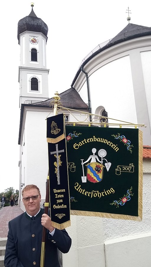Standarte vor Kirche